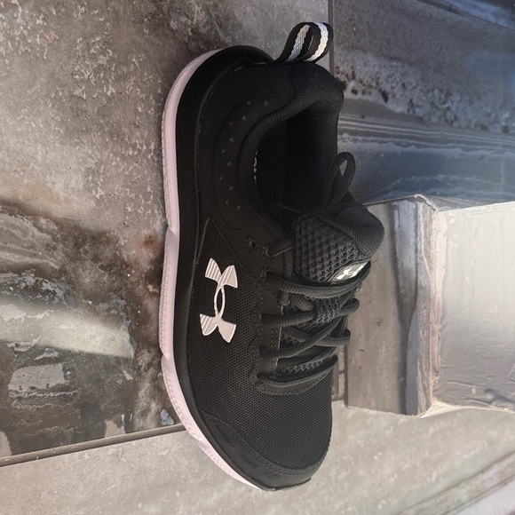 Under Armour Women’s Charged Assert 10 Black Athletic Sneakers - Picture 2 of 7
